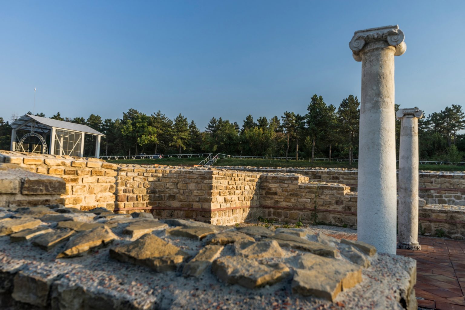 عکس کشف یک یخچال باستانی در قلعه لژیونر رومی نوا
