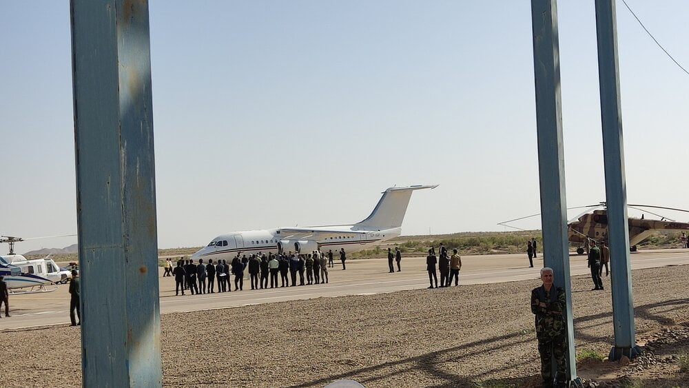 هواپیمای رئیس مجلس شورای اسلامی در فرودگاه گناباد به زمین نشست