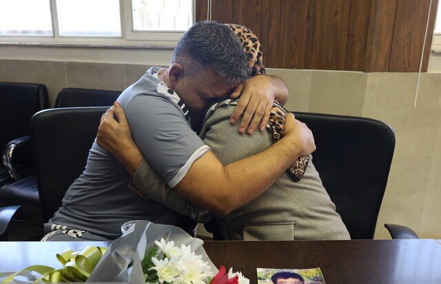 عکس| دیدار یک زندانی با مادر پس از ۳۷ سال